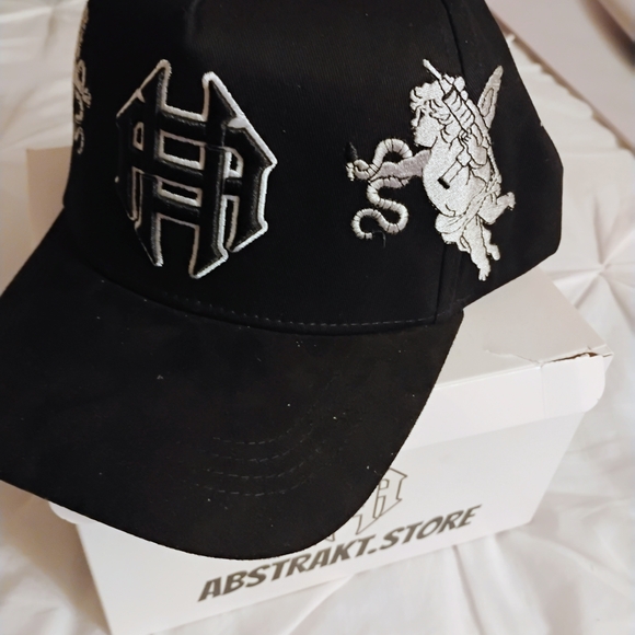 Black Embroidered Cap - Picture 7 of 7